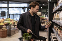 Mann (30-40 år) som handler i butikk til en spennende reklameinnspilling i Oslo