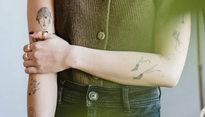 Statister med namn-tatuering