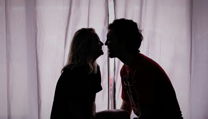 Par sökes till reklamfilm/bilder för kondomer