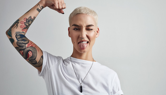 Person med tatueringar skes till musikvideo