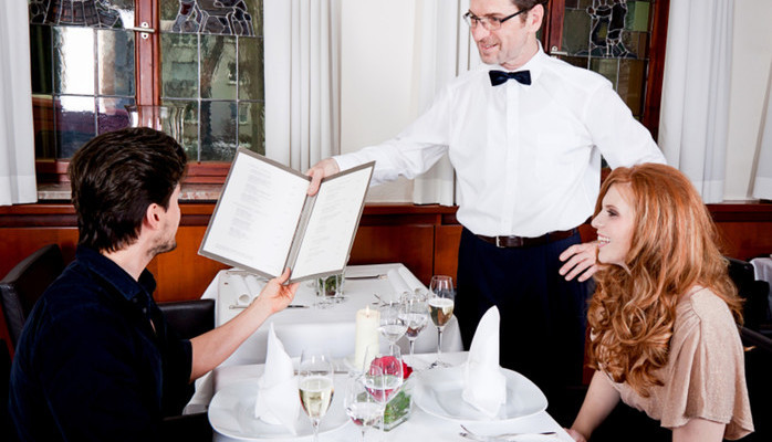 Restaurant -Hvem ser vi etter? Menn og kvinner (20-40 r) som statister til restaurant i humorserie