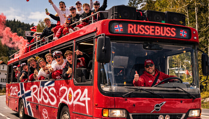 Russebuss med gutter og sjåfør til legeserien «LIS» på NRK