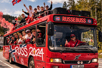 Russebuss med gutter og sjåfør til legeserien «LIS» på NRK