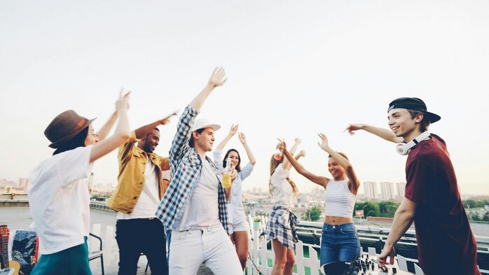 Statister mellan 18-23 sökes till reklamfilm för kondom!