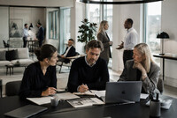 Statister som har egen dress eller tilsvarende formelt businessantrekk