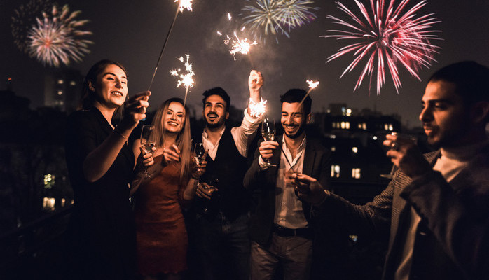 Statister till nyrsfirande i reklamfilm fr stor butikskedja 