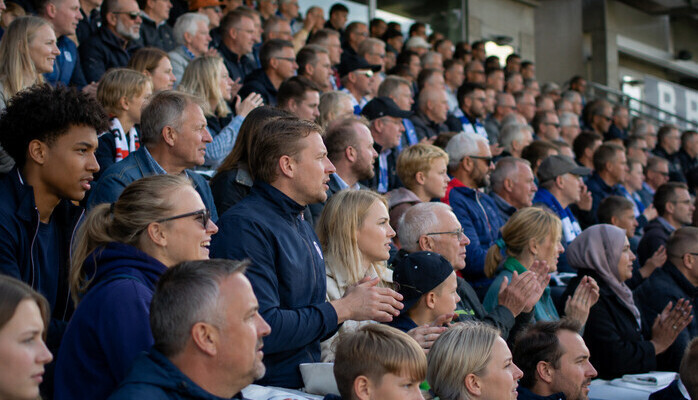 Tilskuere på en fotballkamp, i alle aldere, til Kameleon 2
