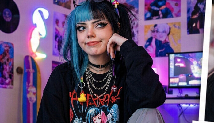Tjej runt 20 år sökes till rollen som e-girl influencer I en reklamfilm för ett drivmedelsföretag