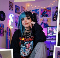 Tjej runt 20 år sökes till rollen som e-girl influencer I en reklamfilm för ett drivmedelsföretag