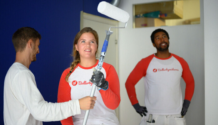 Tjejer och killar för reklamfotografering åt byggfirma.