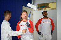 Tjejer och killar för reklamfotografering åt byggfirma.