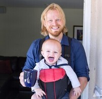 Ung kille  som r bekvm med att spela pappa