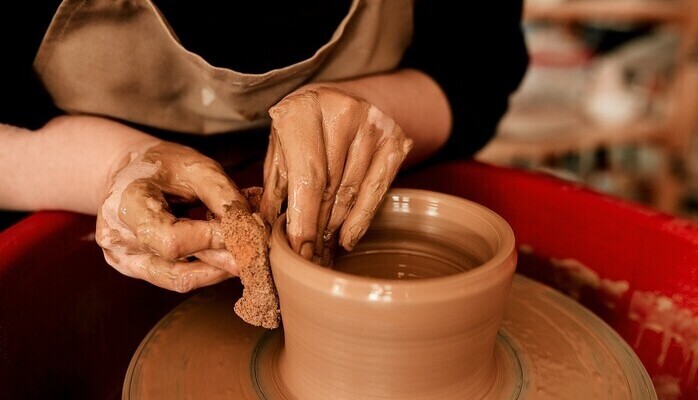 Vi söker dig som drejar och vill prata om klimakteriet