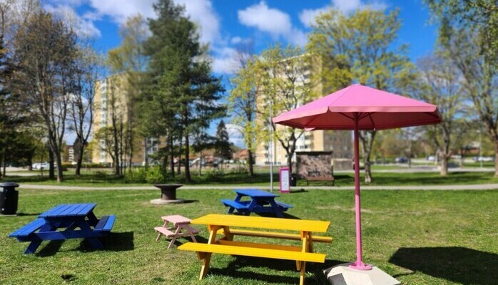 Vi sker modeller fr fotografering i parkmilj