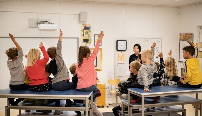 Vi sker ungdomar som kan agera skolklass till en tv-inspelning 