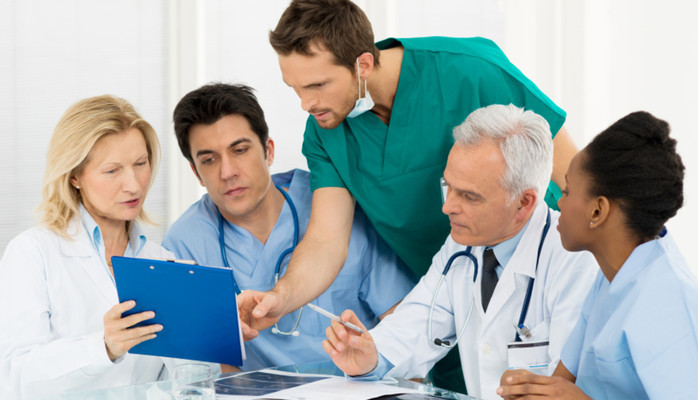 Vi trenger statister som er i venterommet i en scene p et legekontor