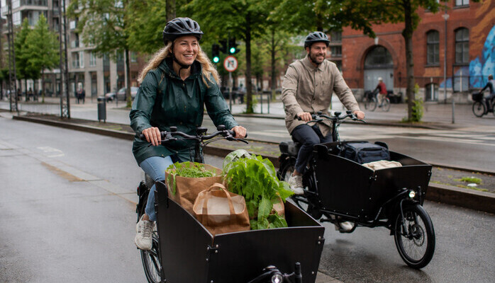 Voksen med barn og kassesykkel