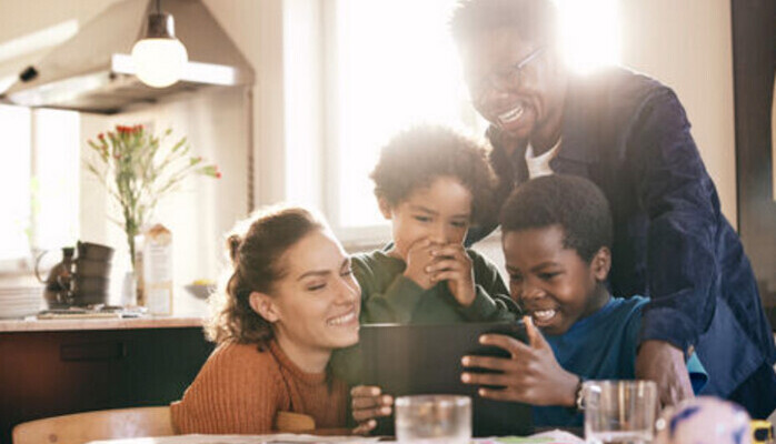 Barnfamilj skes till fotografering p tema 