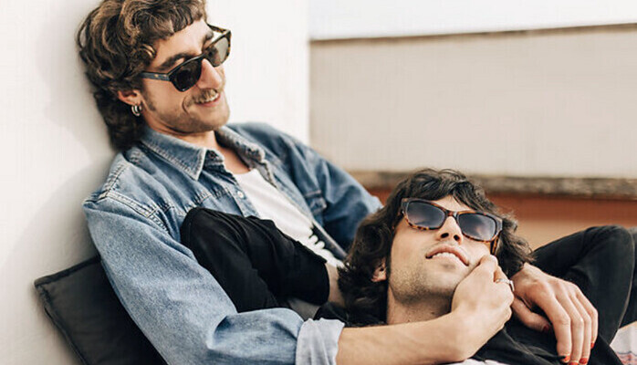 Ett manligt gaypar sökes till fotografering 