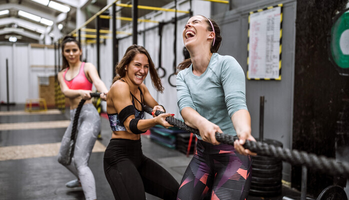 Dam-modeller med sportig naturlig utstrlning skes fr fotografering av hllbara trningsklder