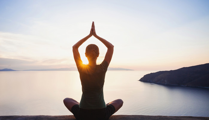 Hlsomedveten kvinna 30-40 r skes fr fotografering