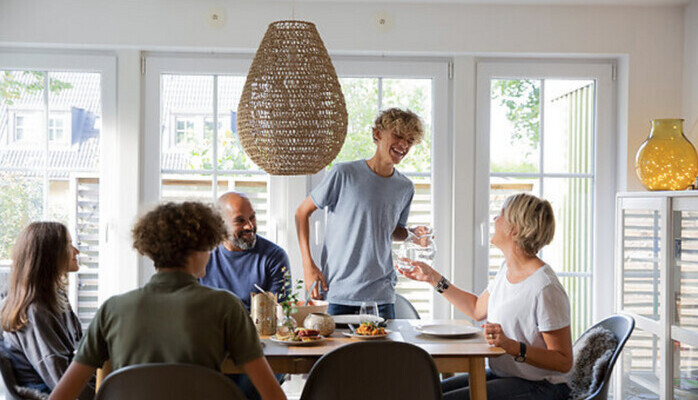 Familj med ldre barn skes till fotografering med bildbyr,  23  juni,  Gteborg
