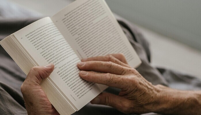 Statist/modell (händer) till inspelning 22 april / Stockholm