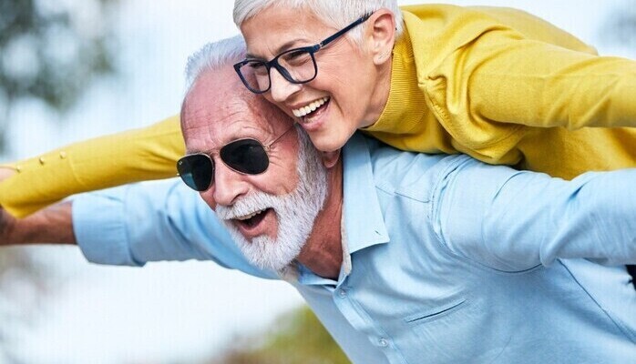  Sker varm bestemor eller bestefar p 60+ til en fotografering for norsk teleoperatr