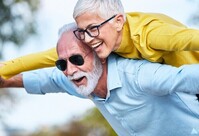  Sker varm bestemor eller bestefar p 60+ til en fotografering for norsk teleoperatr