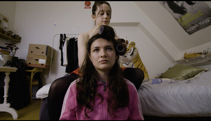 Äldre kvinna i statistroll till långfilm