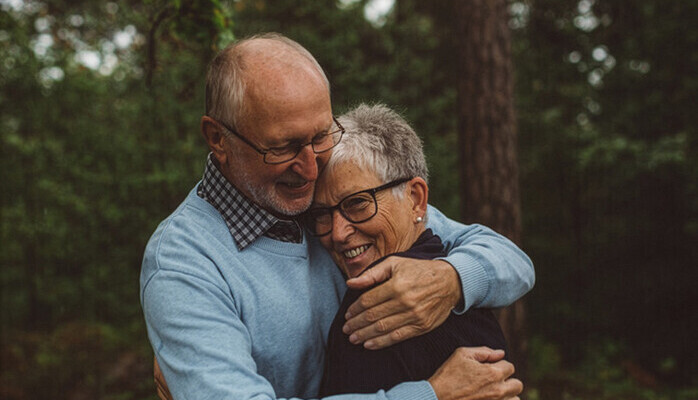 Äldre par 65+ år för reklamfotografering