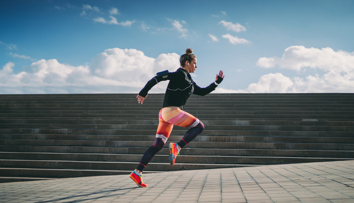 Atletisk duo med utstrlning och kemi till reklamfilm fr sportklder