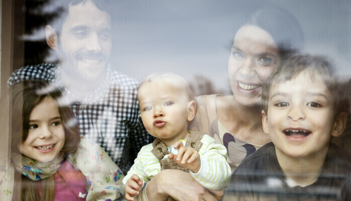 Barnfamilj skes till vinterfotografering fr modecenter!