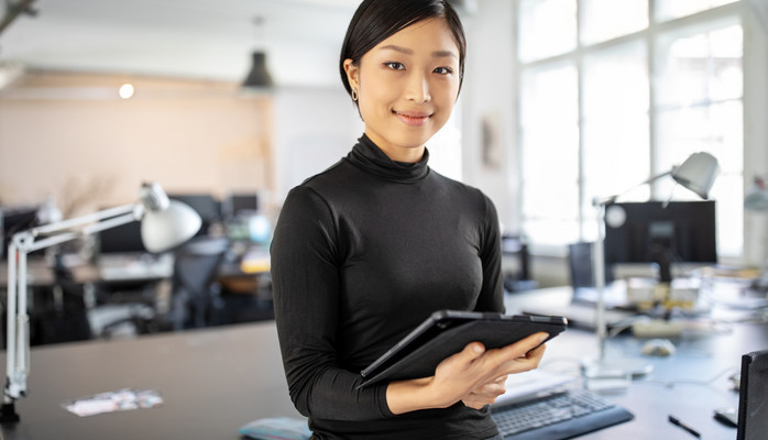 Kvinna som ska spela lärare med replik till promo-projekt