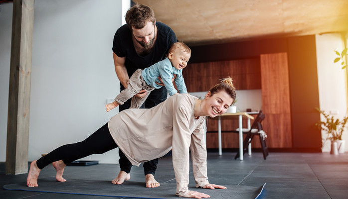 Tjej som kan lite gymnastik / yoga pose skes till reklamfilm