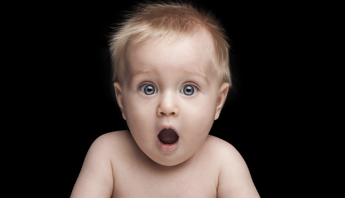 Familjekreatör med barn som kan spela in på flygplan