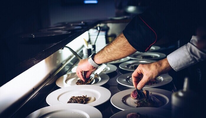 Kvinnliga statister sökes för en företagsfilm den v11 i Skara!