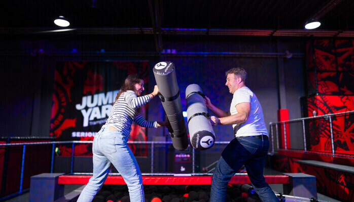 Man och kvinna 35-50 år för reklaminspelning för JumpYard