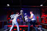 Man och kvinna 35-50 år för reklaminspelning för JumpYard