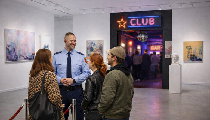 Söker statist/skådespelare för att agera ordningsvakt på konstutställning (Konstfack)