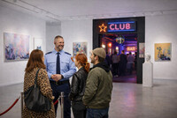 Söker statist/skådespelare för att agera ordningsvakt på konstutställning (Konstfack)