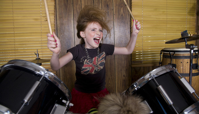 Tonårstjej som spelar trummor sökes till reklamfilm