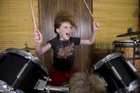 Tonårstjej som spelar trummor sökes till reklamfilm