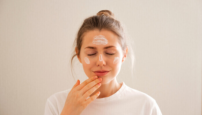 Ung kvinna till reklam för hudvård