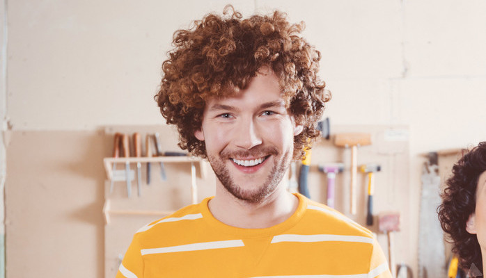 Ung man till reklamfilm för statlig myndighet