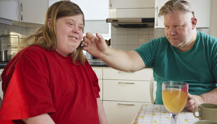 Vi sker person med Downs Syndrom fr bad och sommarliv vid brygga och vatten i Stadsmilj.