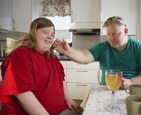 Vi sker person med Downs Syndrom fr bad och sommarliv vid brygga och vatten i Stadsmilj.
