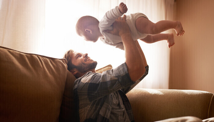 Yngre pappa med sin bebis skes