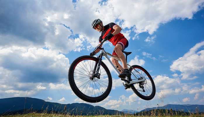  Vi søker en mann (25–40 år) som kan sykle til en reklame for en kjent bilprodusent