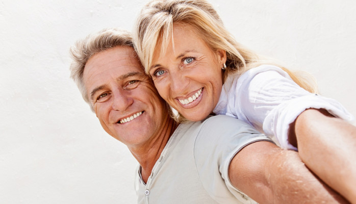 Amatrskuespiller 5060 r med noe erfaring foran kamera skes til innspilling av promomaterial